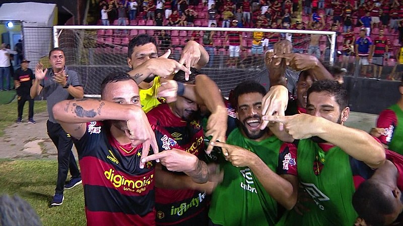 A taça não foi para a Ilha, mas, aparentemente, seria mero detalhe diante da alegria que invadiu o gramado na quarta-feira passada