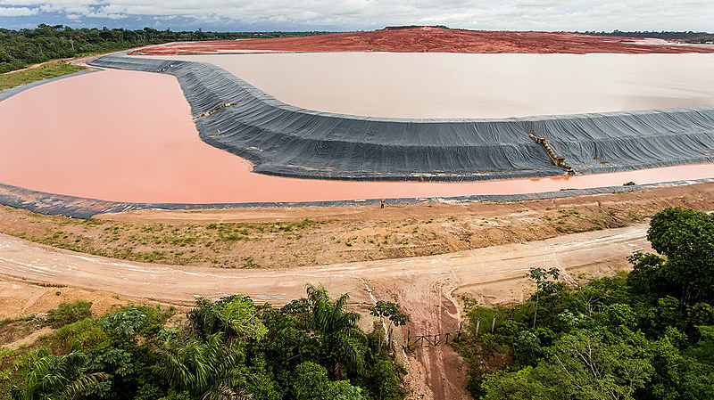 Barragem de rejeitos de bauxita da mineradora Hydro Alunorte, localizada em Barcarena, no nordeste do Pará.