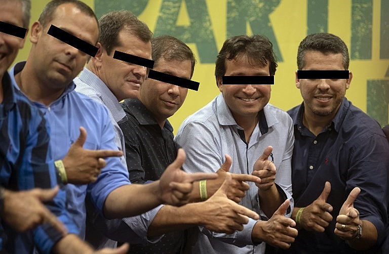 Integrantes do PSL, partido de Bolsonaro, imitam o gesto característico do candidato
