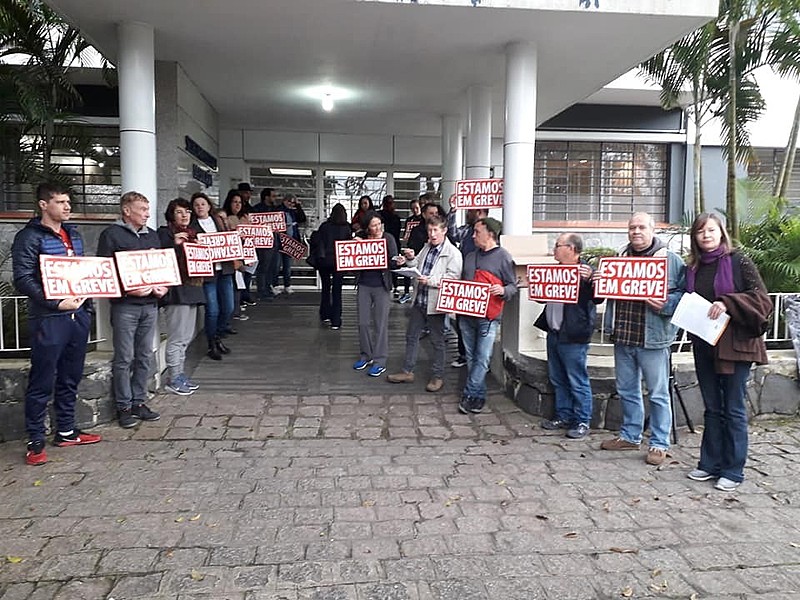 Trinta categorias estão em greve no Estado, entre elas os professores