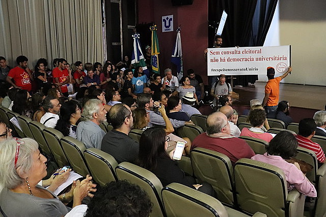 Em abril, durante a votação, ouviram-se gritos de “é golpe” e “respeitem a decisão da comunidade"