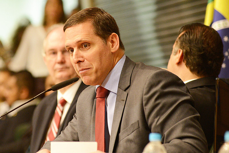 Em uma dessas reuniões, o presidente da Alesp teria esfregado o dedo indicador e o polegar, indicando que queria dinheiro