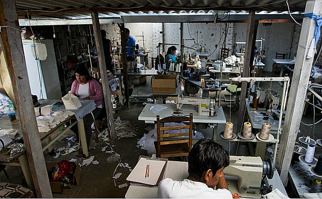 Taller de costura con trabajadores sometidos a condiciones análogas a la esclavitud