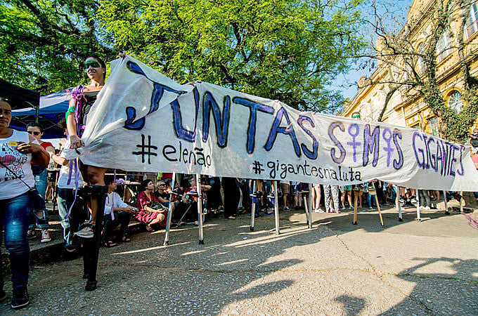 "O medo mais mobilizador está dirigido ao candidato presidencial que pisoteia os direitos humanos, enquanto as mulheres gritam #elenão"