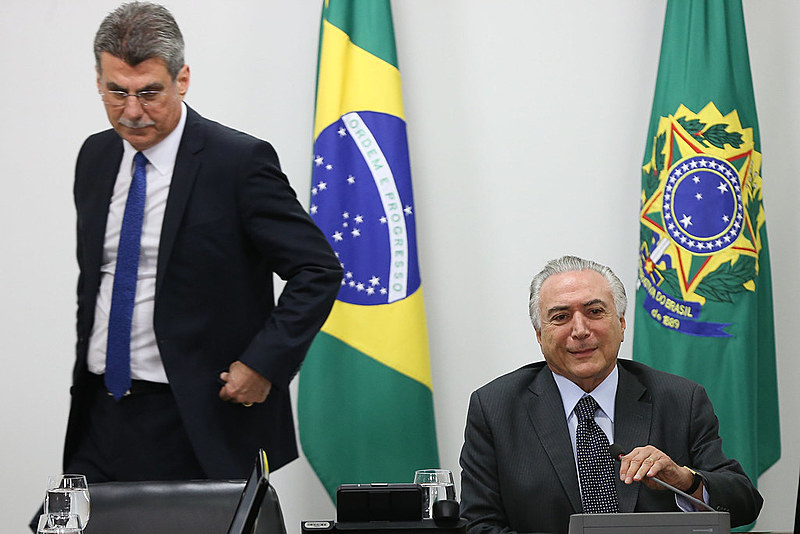 Romero Jucá (à esq), líder do governo no Senado, não reconheceu vitória da oposição: "derrotados pelo cansaço".