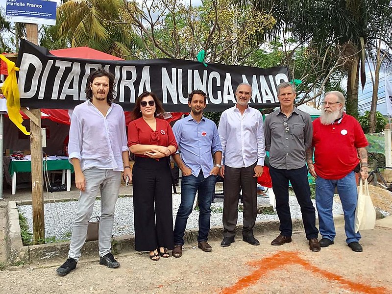 Procuradores do Ministério Público durante visita a Vigília Lula Livre, nesta quinta-feira (4)
