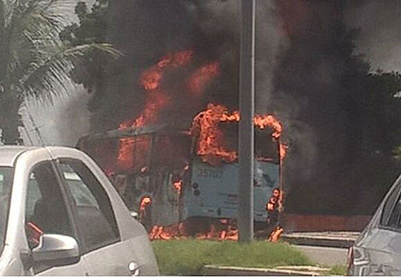 Ônibus queimado em Fortaleza (CE)