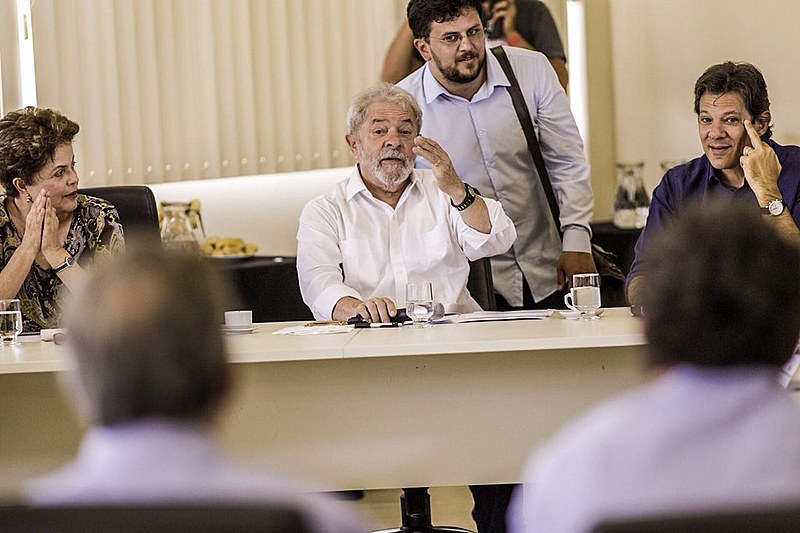 O ex-presidente Luiz Inácio Lula da Silva se reuniu na manhã de domingo (29) com representantes de universidades federais e IFES