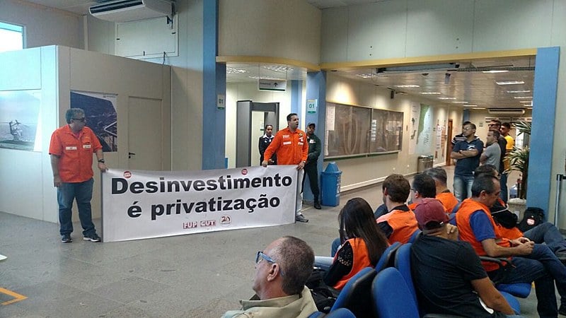 Petroleiros se mobilizam nos aeroportos do norte fluminense, contra privatização em bacias de petróleo