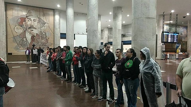 Aeroviários fizeram manifestação em frente aos aeroportos do Rio de Janeiro
