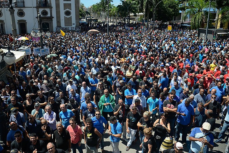 Manifestantes protestam contra o pacote que prevê o desconto de até 30% dos salários