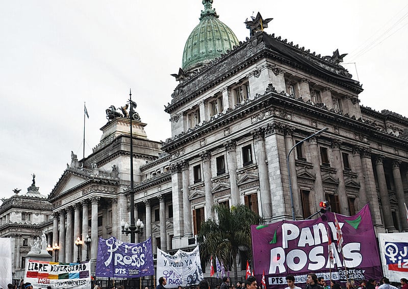 Debate levou milhares de mulheres às ruas da capital do país