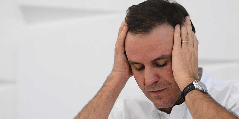 Eduardo Paes parece "nervozinho", mas não reconhece erros do PMDB