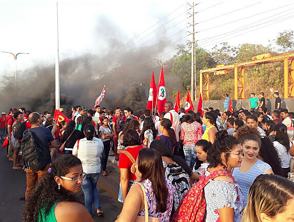 Manifestação contra reforma da previdência em São Luís MA. Trabalhadores do campo e cidade interditam ponte do Bacanga em São Luís