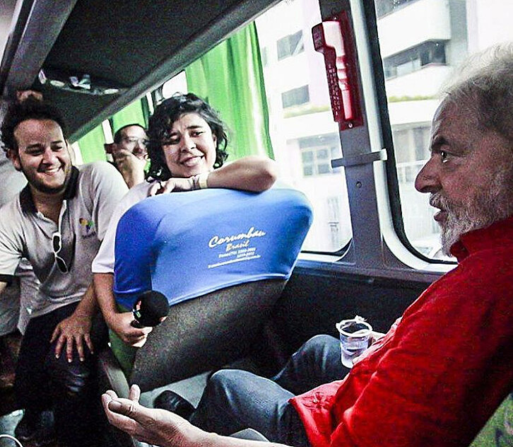 Monyse com Lula durante a caravana do presidente pelo Nordeste, em 2017