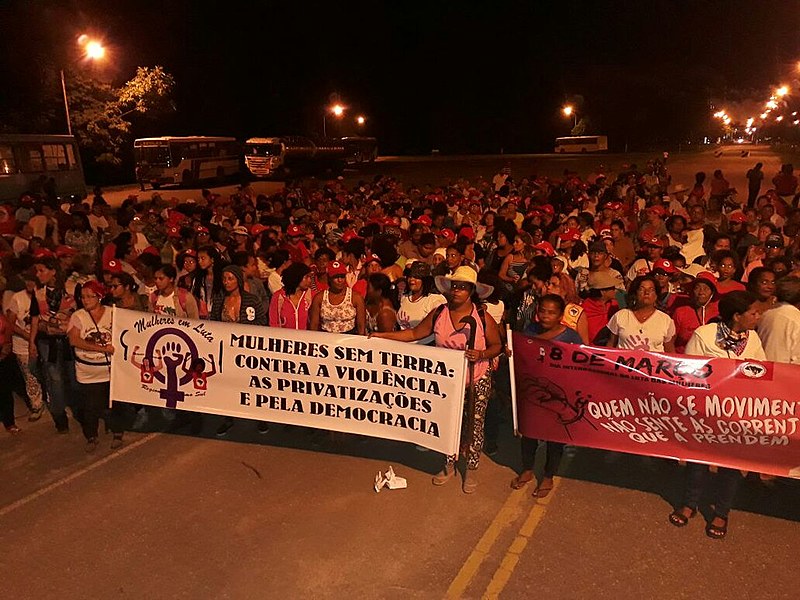 Mulheres Sem Terra ocupam a frente da fábrica Suzano Papel e Celulose, em Mucuri (BA)