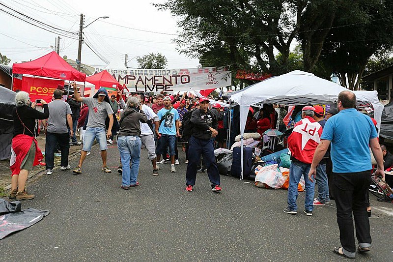 Militantes no acampamento neste sábado (14); vigília nas imediações da PF em Curitiba completa uma semana
