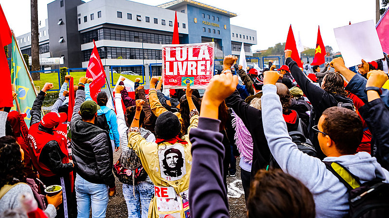 Apoiadores de Lula manifestam-se em frente à Superintendência da Polícia Federal em Curitiba
