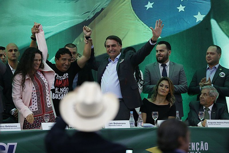 Bolsonaro na convenção de lançamento da candidatura à presidência, ao lado de Janaína Paschoal e do pastor Magno Malta