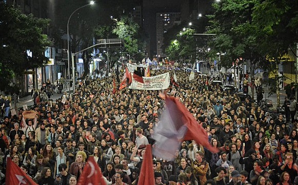 Cerca de 20 mil personas marcharon en Curitiba (Paraná) contra los recortes en la educación
