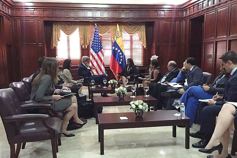 Os chanceleres dos EUA e de Venezuela, John Kerry e Delcy Rodríguez e suas equipes