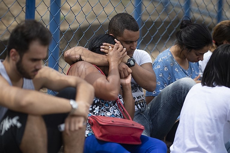 Moradores esperam por informações sobre seus parentes no Centro de Comando da Crise em Brumadinho (MG)