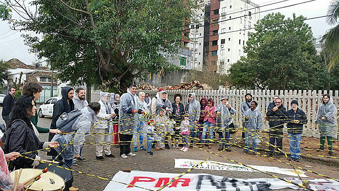 Manifestação iniciou em frente aos escombros do prédio demolido que foi a Ocupação Baronesa