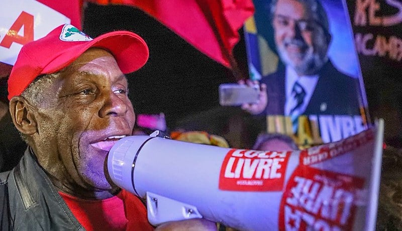 Danny Glover, ator e ativista estadunidense, esteve na Vigília Lula Livre e visitou ex-presidente na PF