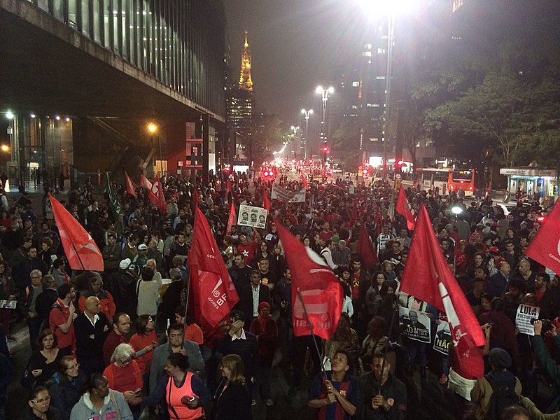 O ato foi organizado pelas redes sociais