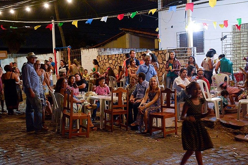 Festejo reúne moradores da rua e convidados para confraternizar