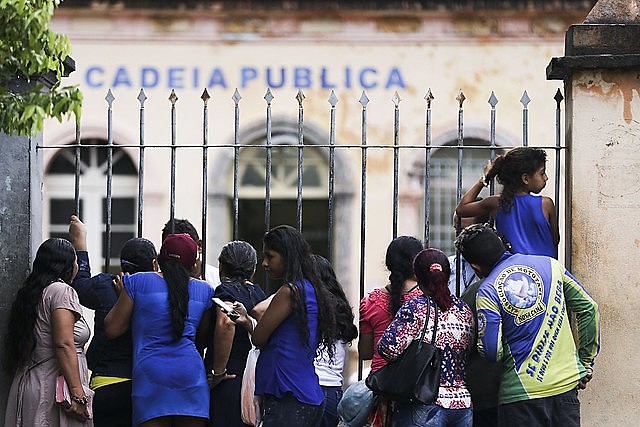 Famílias de presos, em sua maioria mulheres, reivindicam o direito à visita