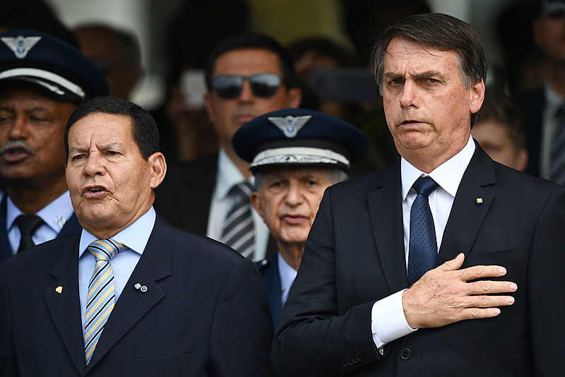 General Mourão (esq.) assumiu a Presidência durante a ausência de Bolsonaro (dir.)