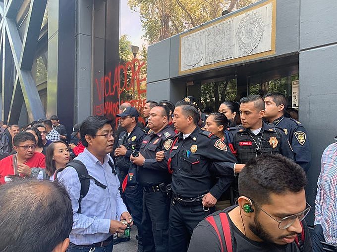 Policiais barram passagem de manifestantes durante protesto feminista na última segunda-feira (12) na Cidade do México