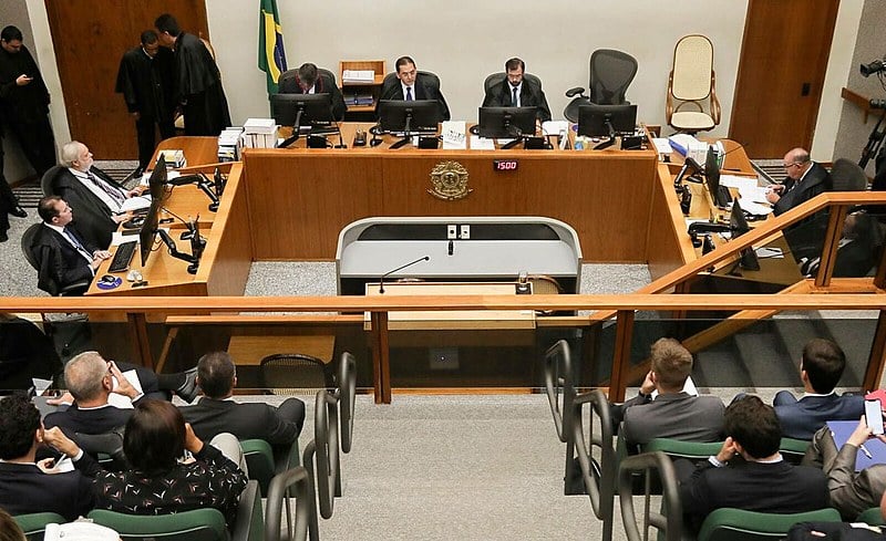 Lula terá que cumprir 17 meses para ir ao semiaberto; como já cumpriu cerca de 13 meses, faltariam 4
