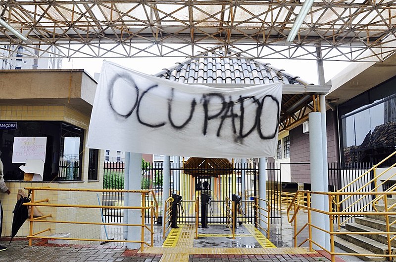 No dia a dia, os estudantes se dividem em “núcleos de base” (NB), que garantem a higiene, alimentação, segurança, divulgação das ações internas, comunicação com pessoas de fora, agenda de atividades e saúde