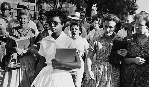 Elizabeth Eckford chega na escola Little Rock Central High School sob ataques de estudantes racistas, em 1957.