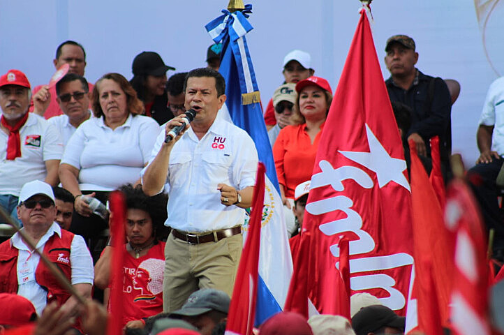 Hugo Martínez reuniu milhares de pessoas durante ato que marcou encerramento da campanha eleitoral