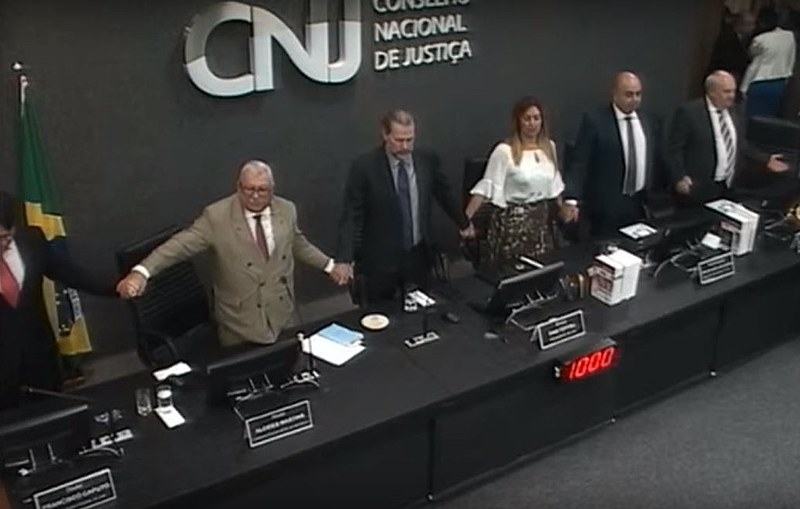 “Por isso, podemos agradecer a Deus antes de uma benção rápida", convida Alcides Martins, ex-PGR