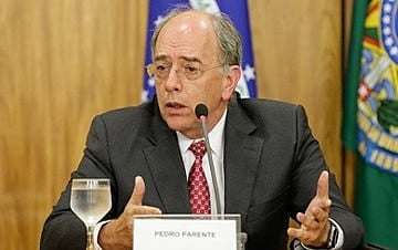 Parente: gestão voltada para os interesses internacionais fere a soberania do país e entrega riquezas