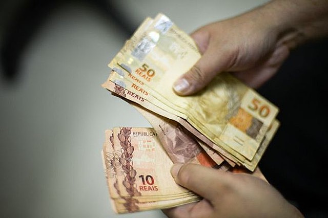 Survey shows that 73% of Brazilian households earned less than six minimum wages a month in 2018 and 2019, over 68.4% nine years ago