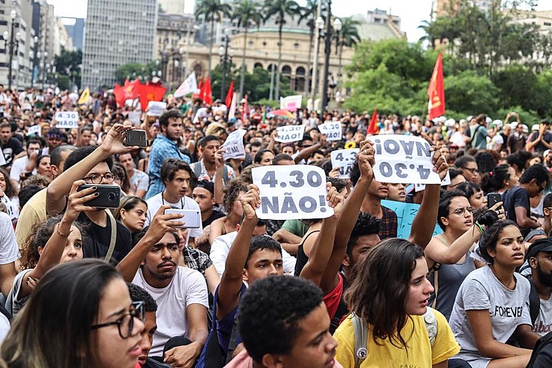 Em clima festivo e cantando palavras de ordem, manifestantes fizeram ato pacífico