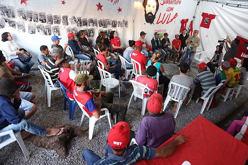Vigília Lula Livre resiste há 166 dias em frente à sede da Polícia Federal