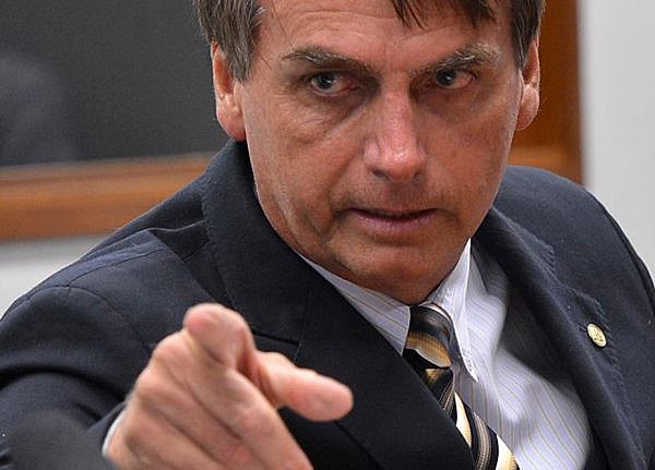 Bolsonaro faz manobras para enfraquecer as instituições exatamente como agiram os ditadores fascistas.