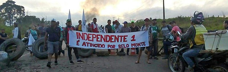 As famílias ocupam a sede do Ibama há 22 dias e nesta segunda-feira (30) decidiram bloquear a rodovia que dá acesso à usina