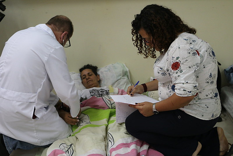 Profissionais de saúde voluntários durante atendimento dos grevistas