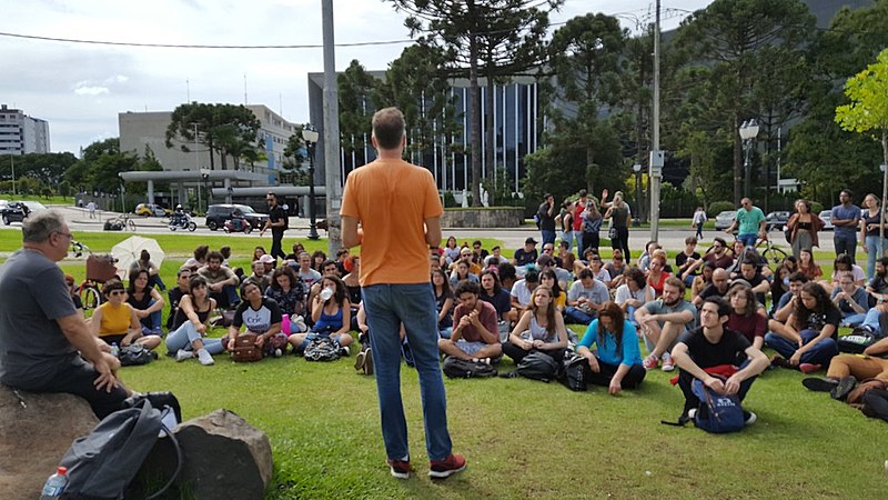 Salas interditadas, aula da FAP acontece na rua, em frente ao Palácio de governo do Paraná