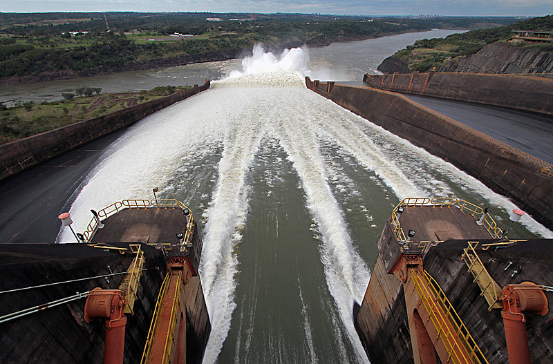 A Usina Hidrelétrica Binacional de Itaipu responde por 17% do mercado brasileiro de eletricidade e 85% do consumo paraguaio