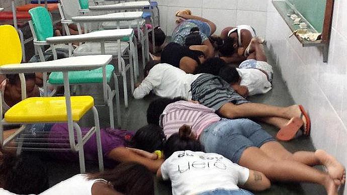 Estudantes e professores sofrem com rotina de violência da favela da Maré