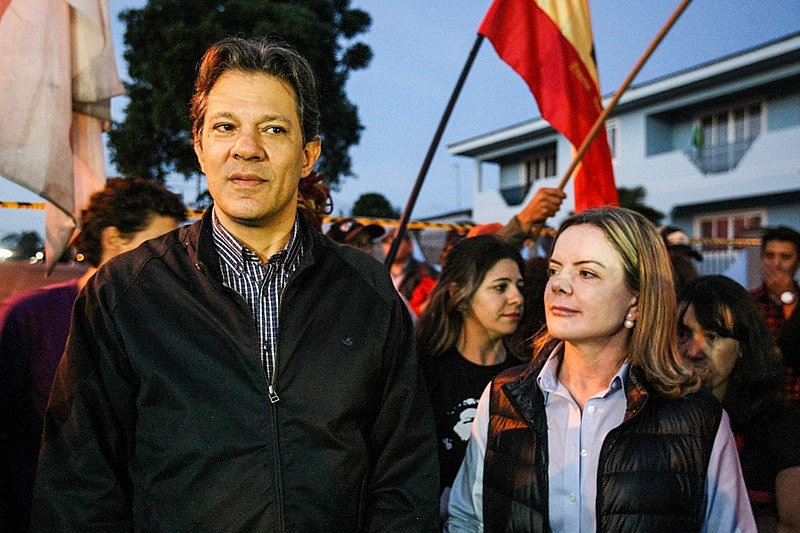 Haddad e Gleisi Hoffmann após visita a Lula na Superintendência da PF