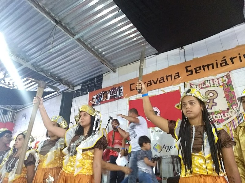 Apresentação cultural durante o ato político da Caravana contra a Fome em Feira de Santana (BA)